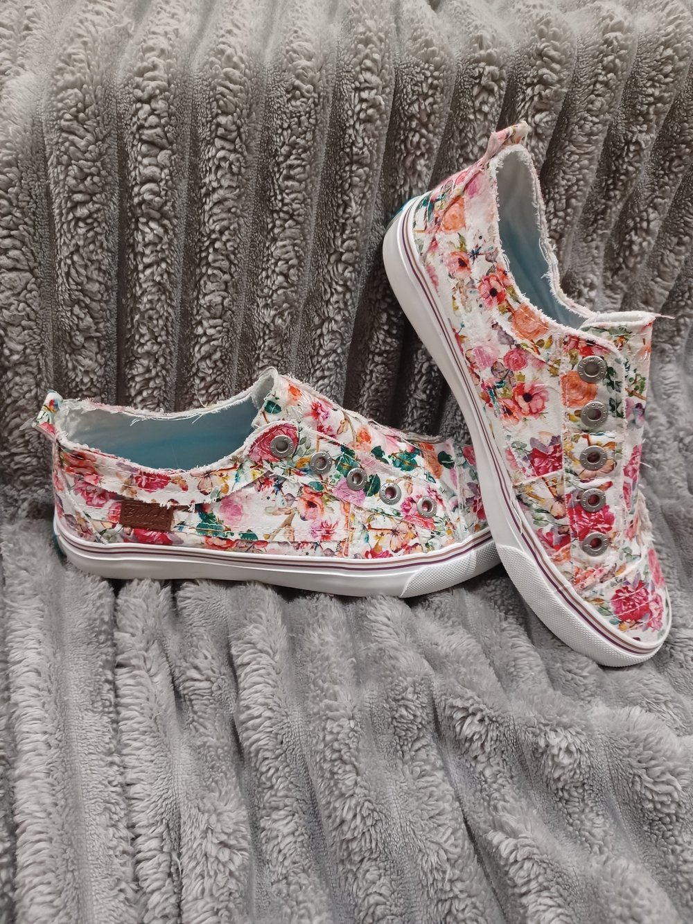 Women's Floral Slip-On Canvas Sneakers - Pink Multi